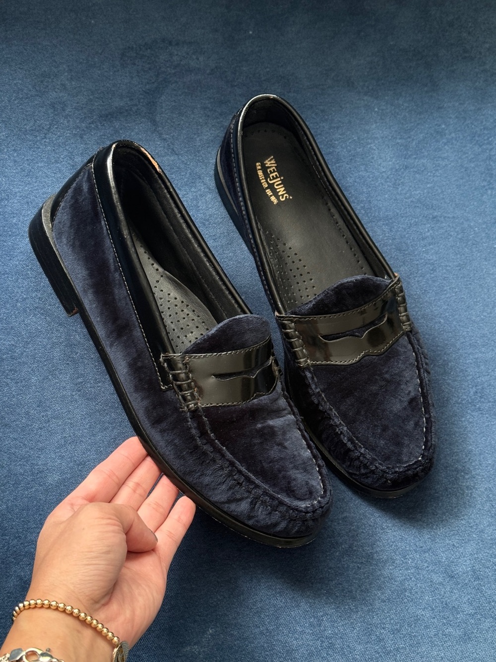 G.H. Bass & Co. Weejuns Navy blue  Velvet Penny. Loafers Size 9M
